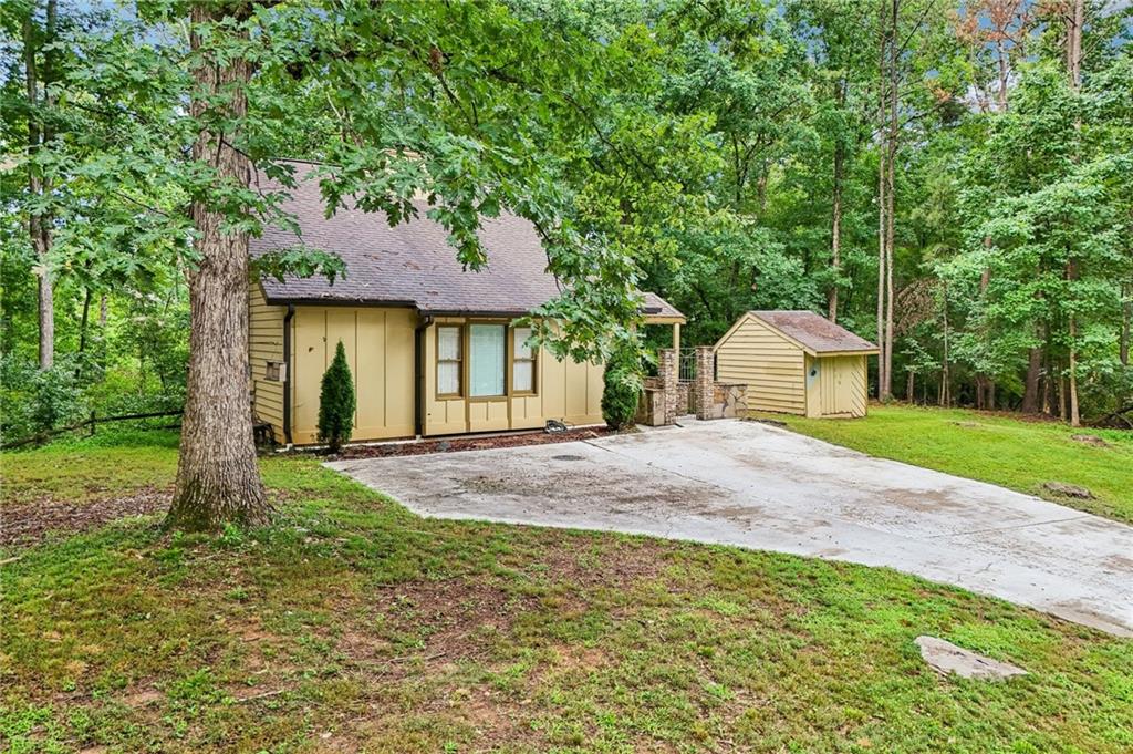 9080 Pine Tree Circle Property Photo 3