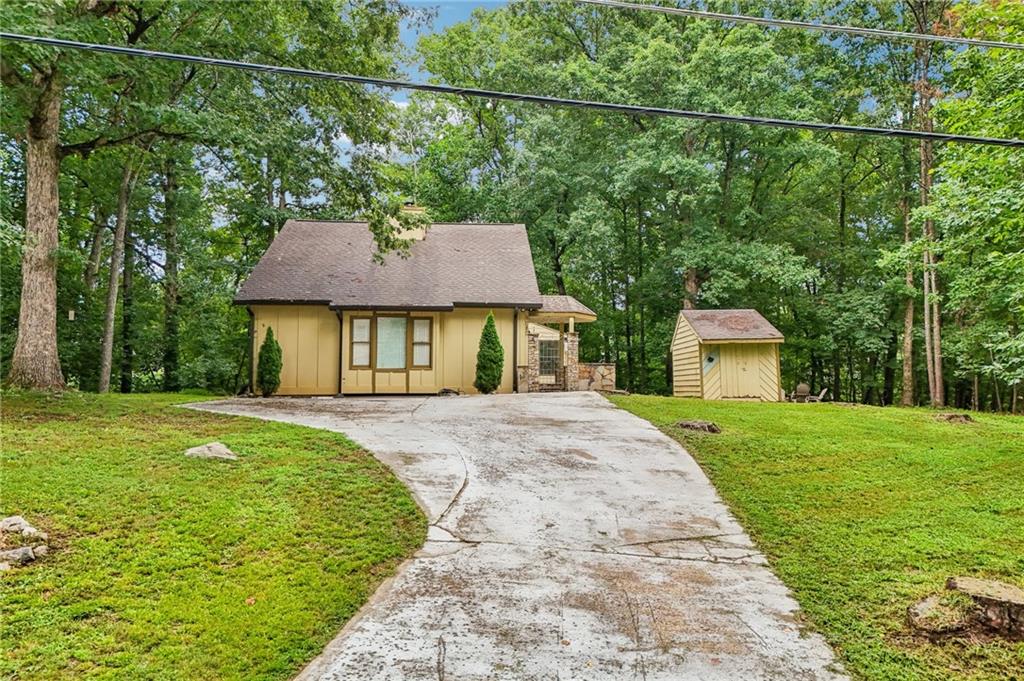 9080 Pine Tree Circle Property Photo 4
