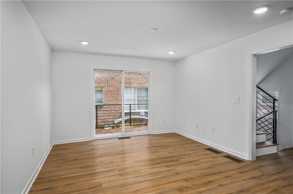 704 Durant Place Ne Unit D Property Photo 7