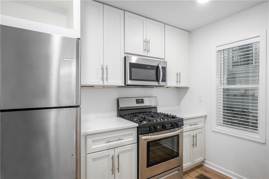 704 Durant Place Ne Unit D Property Photo 12