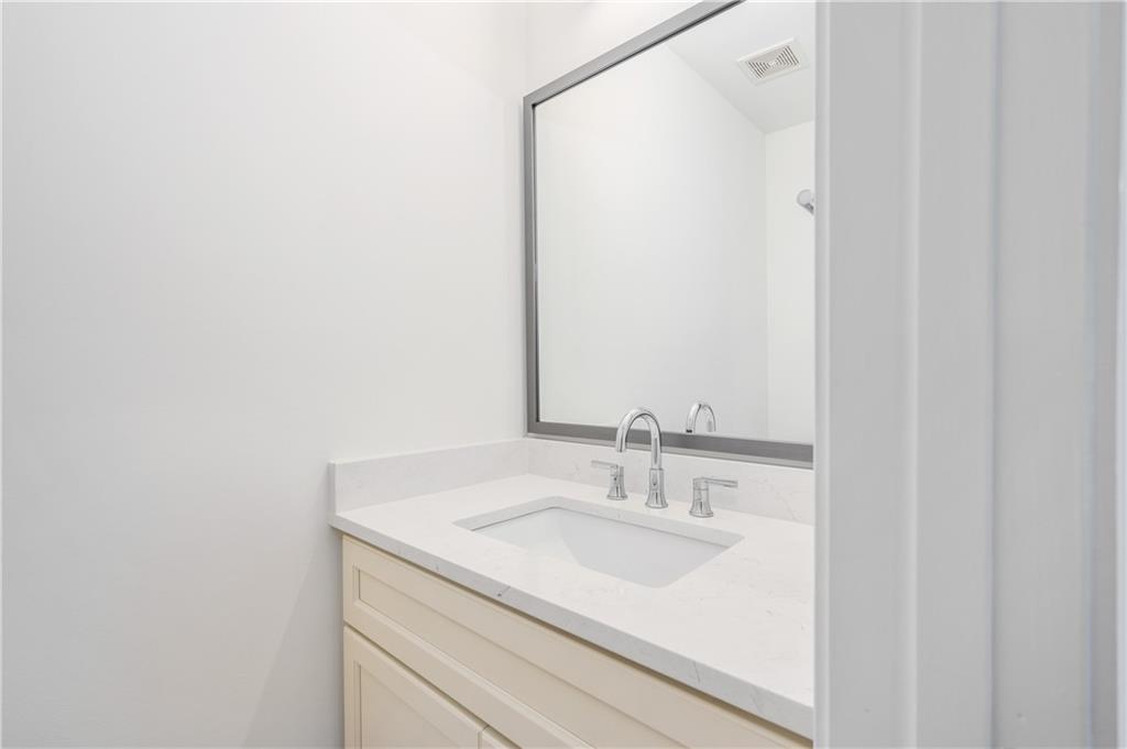 704 Durant Place Ne Unit D Property Photo 13