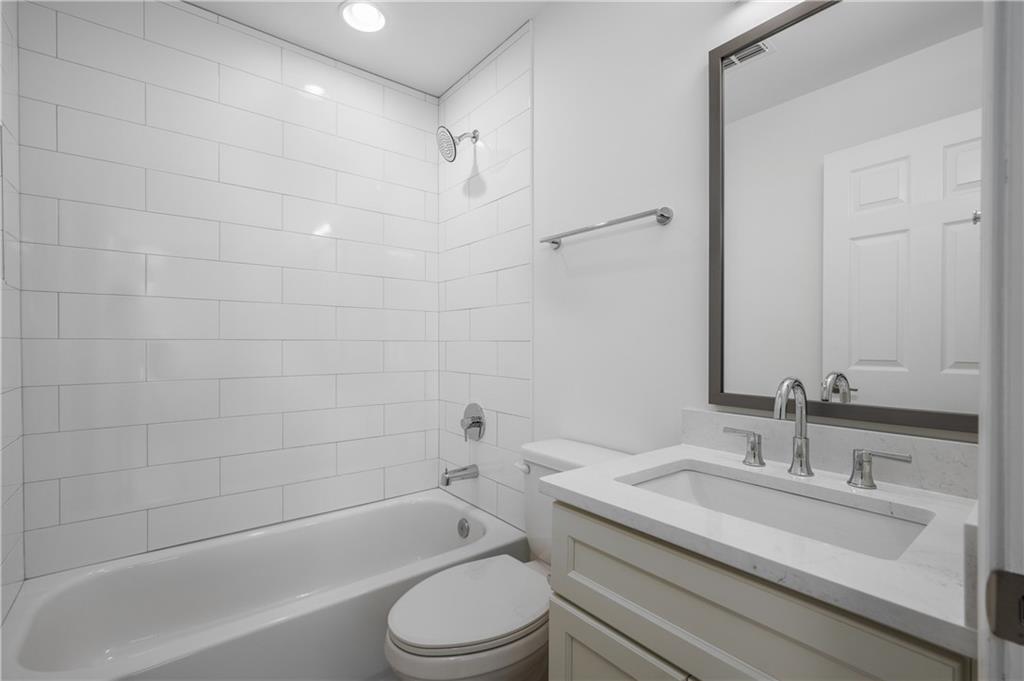 704 Durant Place Ne Unit D Property Photo 15
