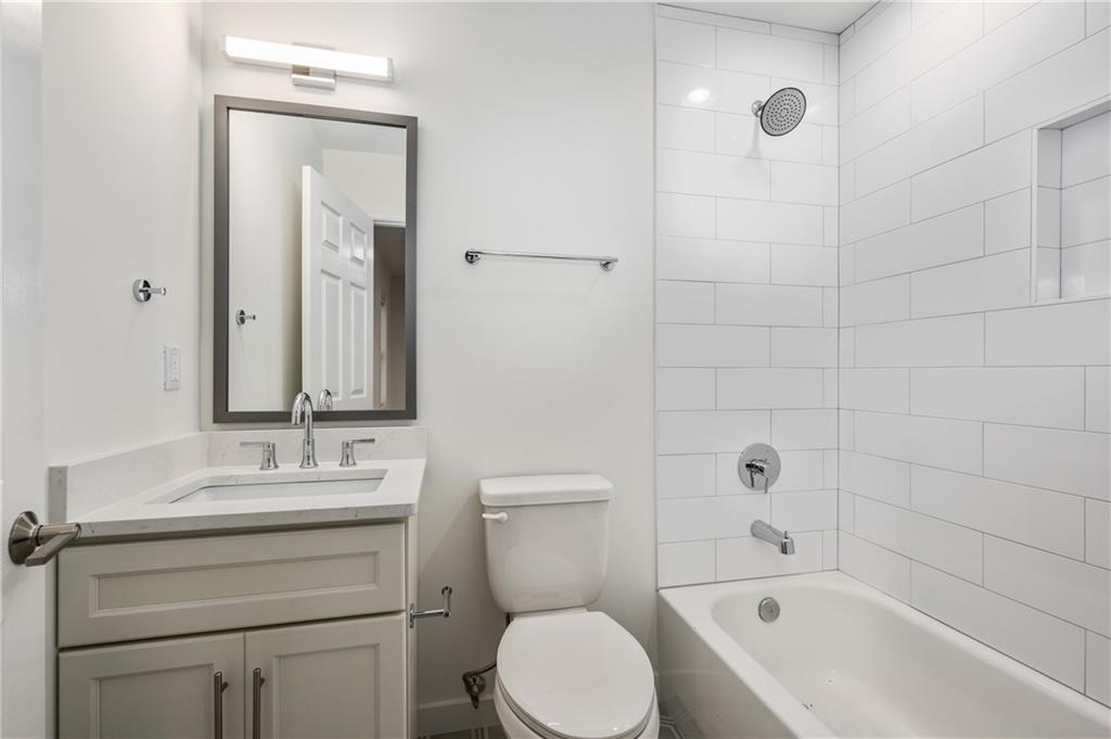 704 Durant Place Ne Unit D Property Photo 17