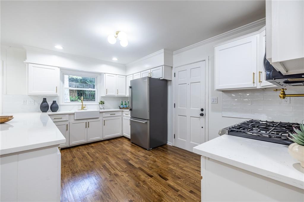 693 N Superior Avenue Property Photo 12