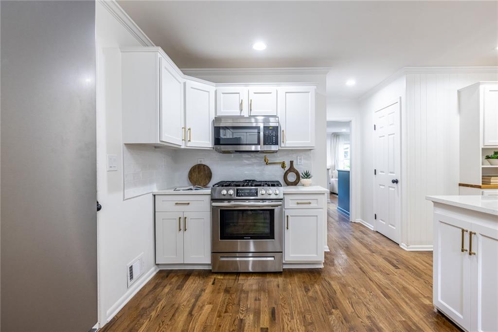 693 N Superior Avenue Property Photo 16