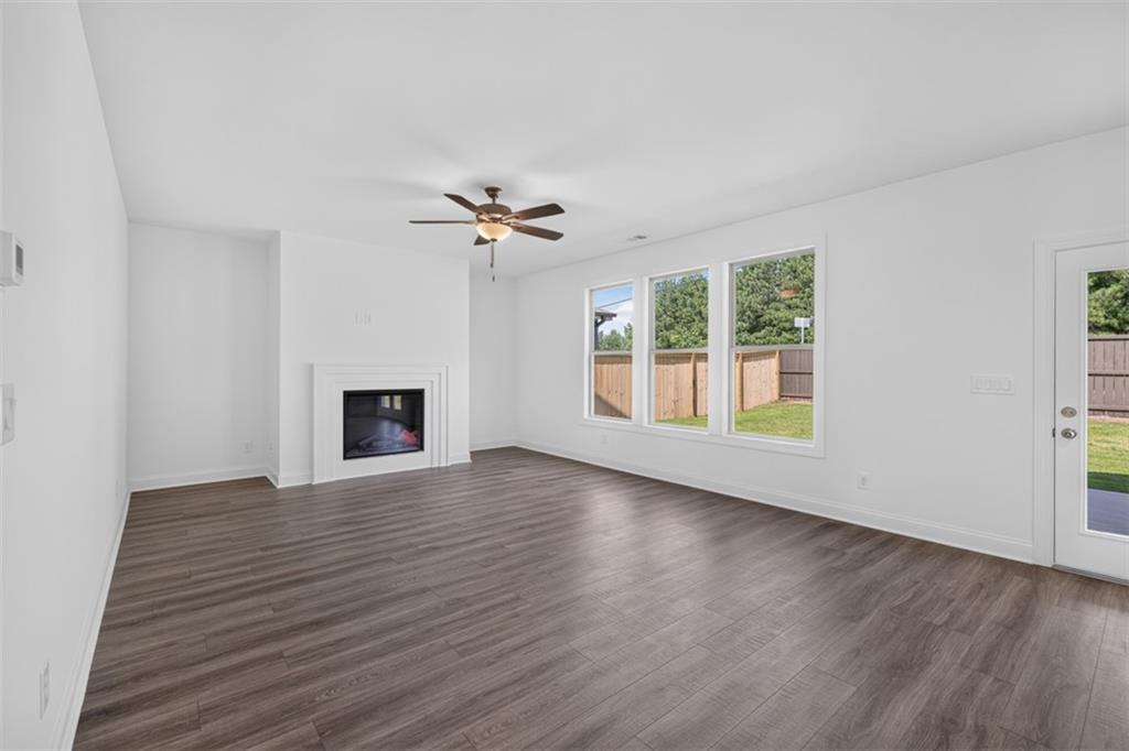 982 Homepark Circle Property Photo 8