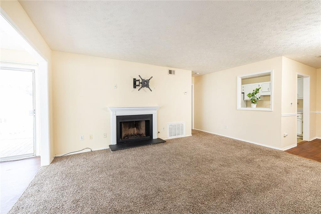 910 Augusta Drive Se Property Photo 6