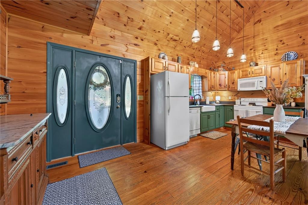 296 Mohawk Trail Property Photo 8