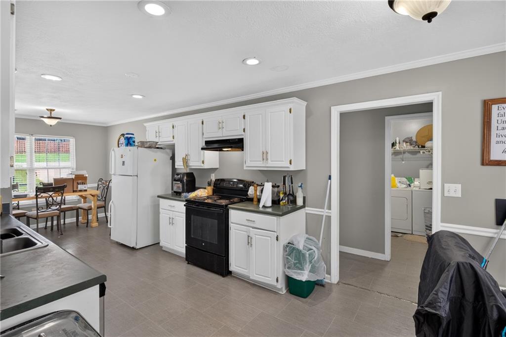 2025 Clarkston Drive Property Photo 4