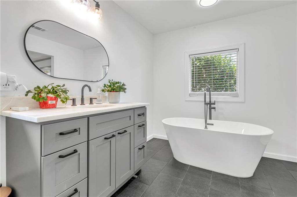 8671 Lake Forrest Drive Property Photo 12