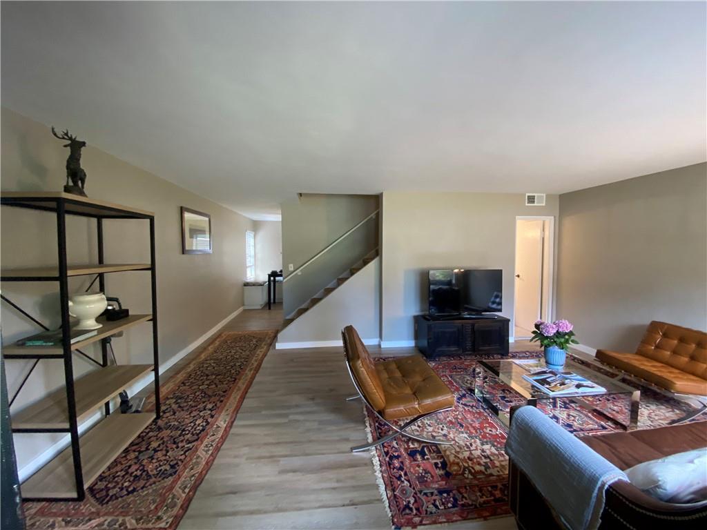 290 Lakemoore Drive Ne Unit B Property Photo 2
