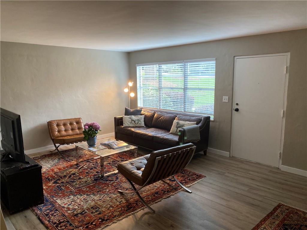 290 Lakemoore Drive Ne Unit B Property Photo 3