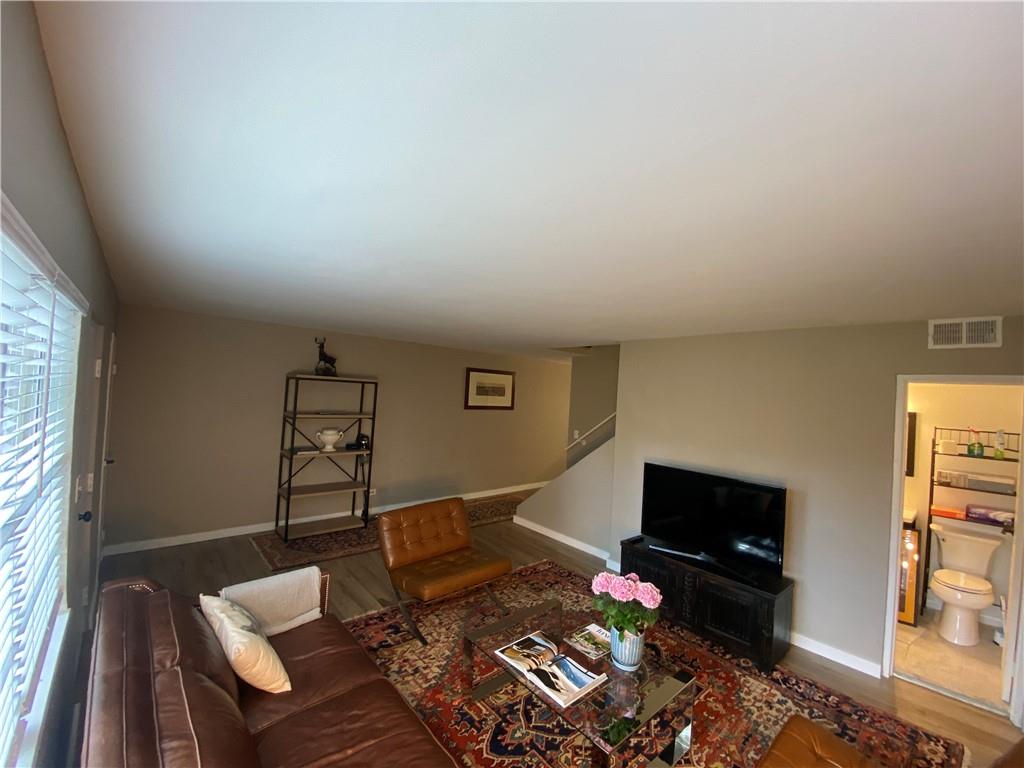290 Lakemoore Drive Ne Unit B Property Photo 4