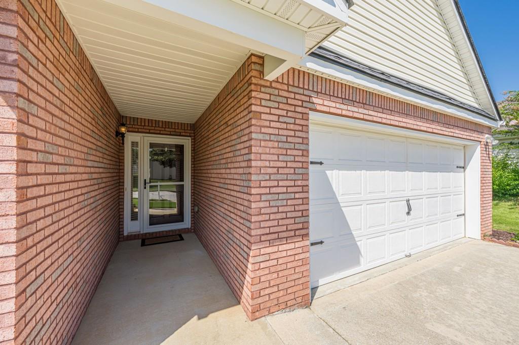 912 Village View Circle Property Photo 3