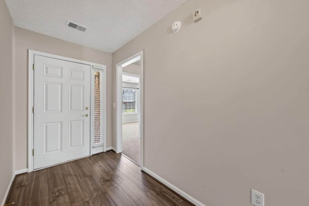 912 Village View Circle Property Photo 4
