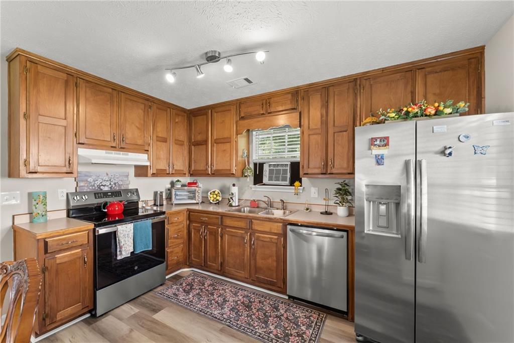 2560 Fairlane Drive Property Photo 3