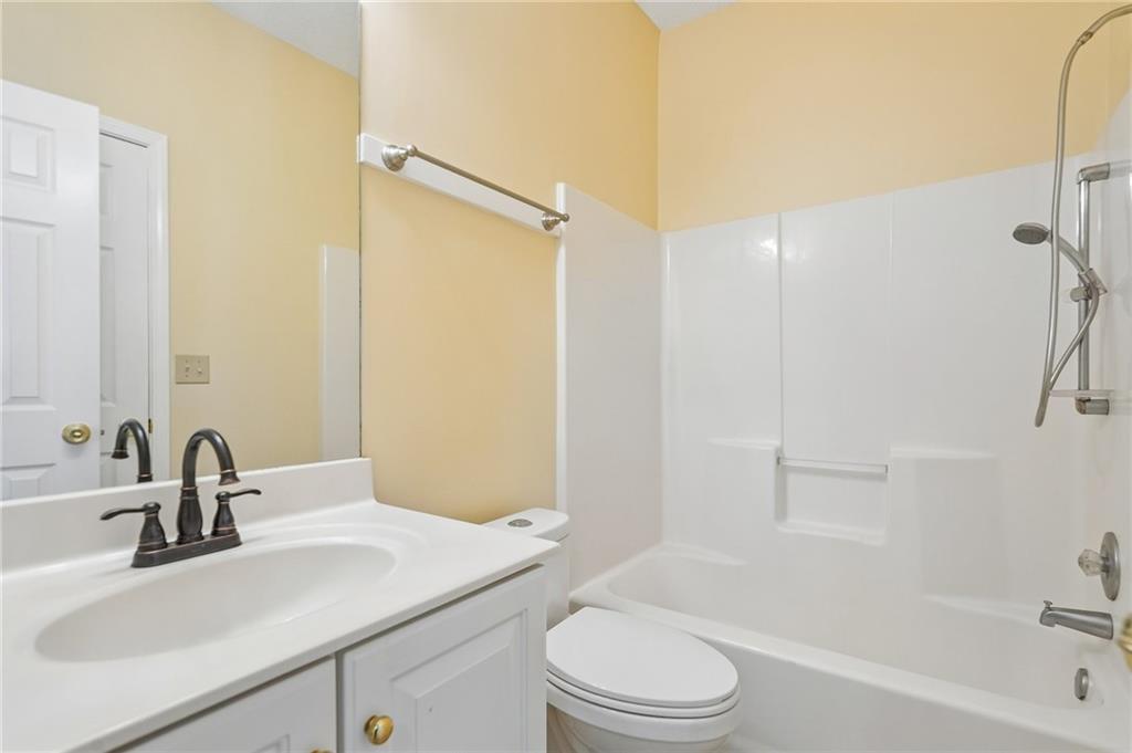 382 Silverthorn Property Photo 24