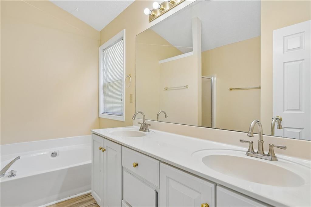 382 Silverthorn Property Photo 27