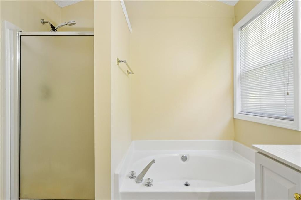 382 Silverthorn Property Photo 28