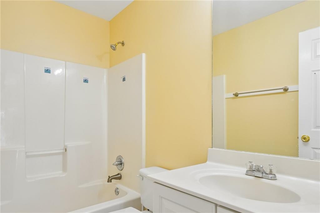 382 Silverthorn Property Photo 32