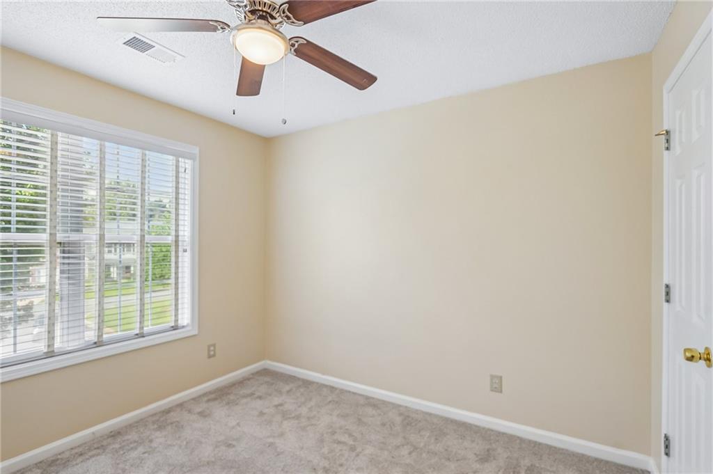 382 Silverthorn Property Photo 33