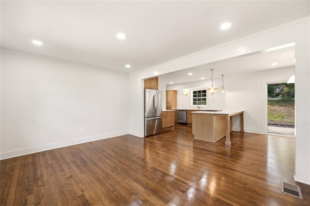 215 Valley Drive Property Photo 8