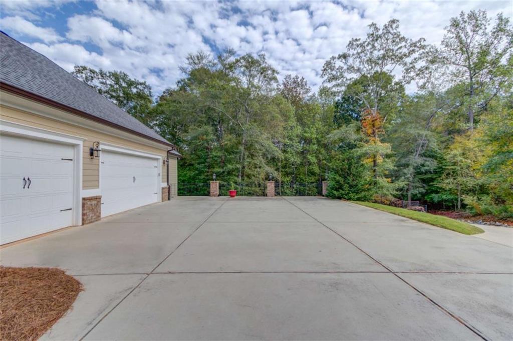 624 Skyland Drive Property Photo 3