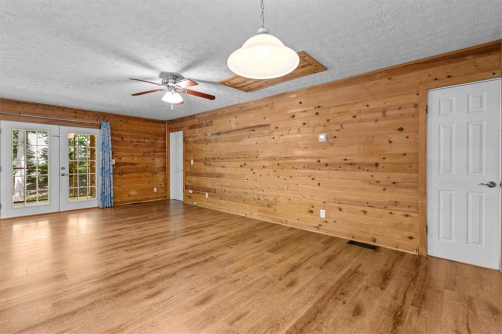 9021 Lakeview Parkway Property Photo 16
