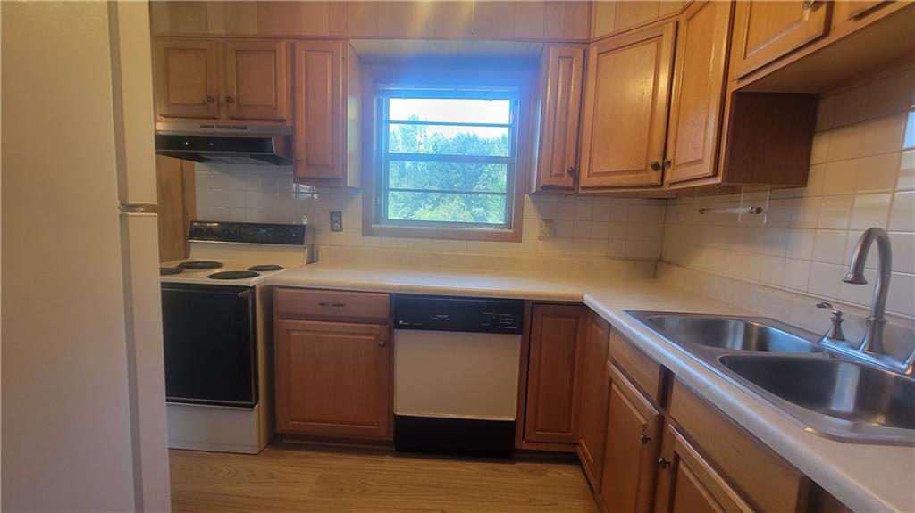 5921 John Street Property Photo 7