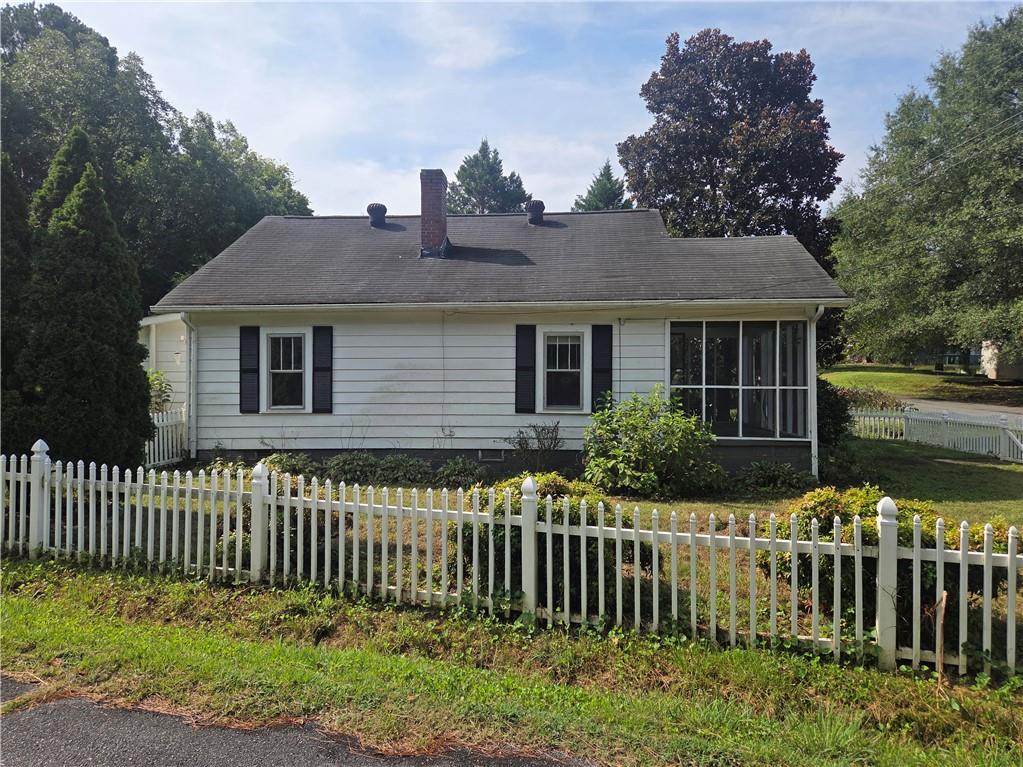 335 E Pine Street Property Photo 2