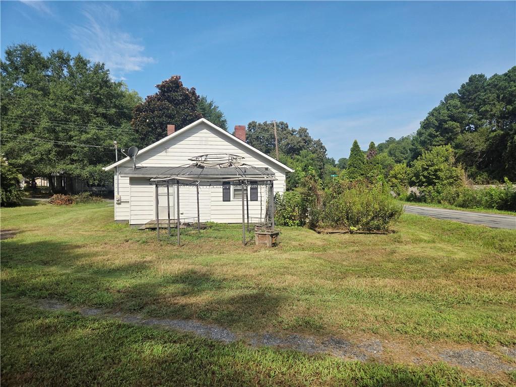 335 E Pine Street Property Photo 4