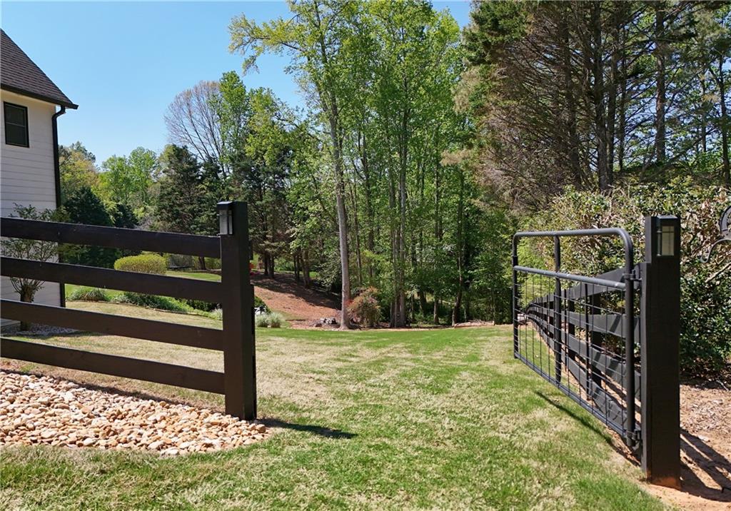 204 Lynn Lane Property Photo 12