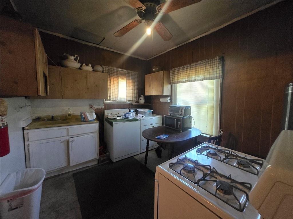 884 Cowan Property Photo 3