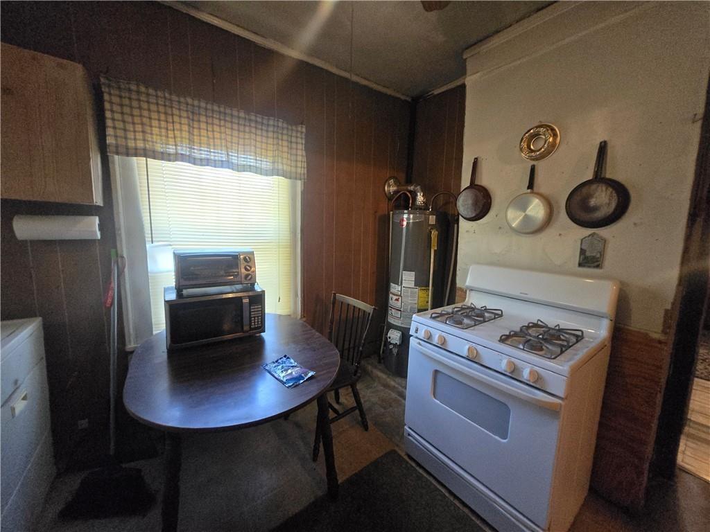 884 Cowan Property Photo 4