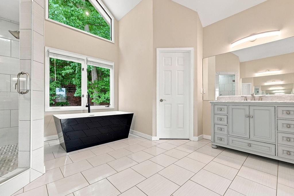 4217 N Mountain Road Ne Property Photo 1