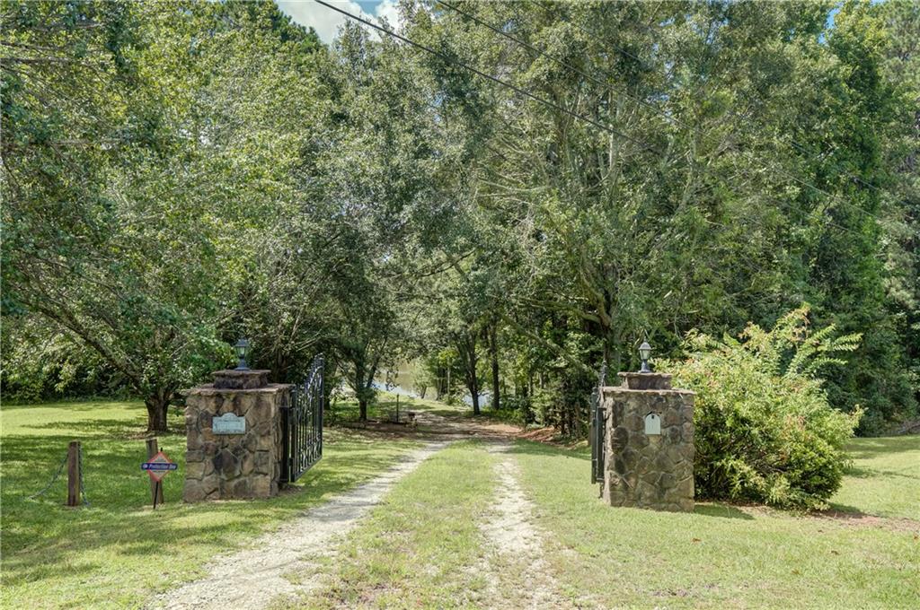 215 Wessmanor Drive Property Photo 3