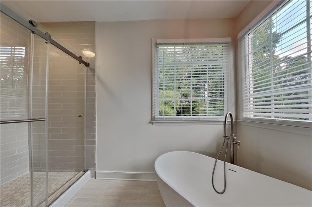 1025 Russell Point Property Photo 9