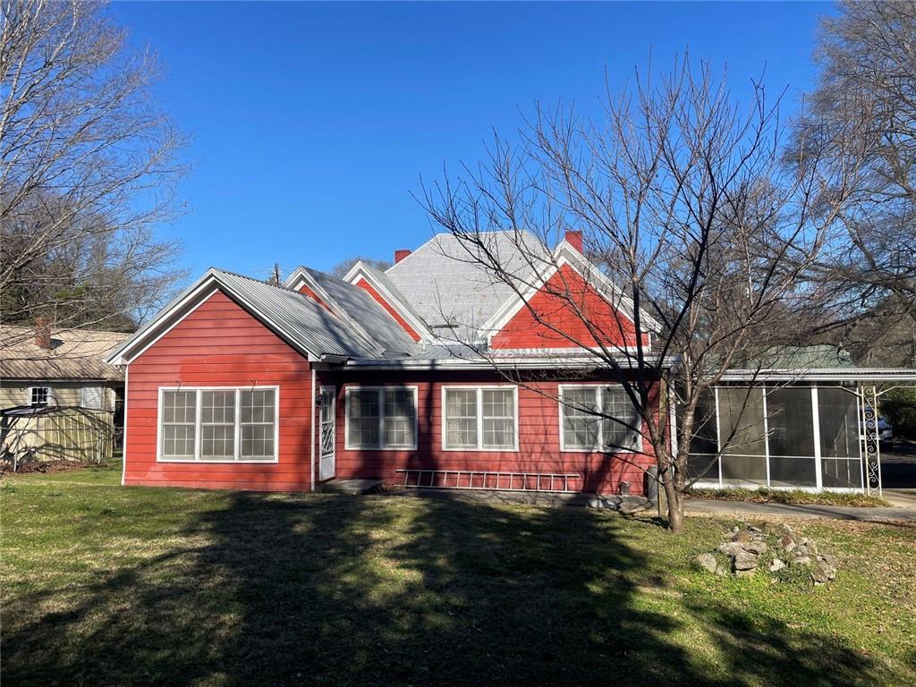 379 West Avenue Property Photo 4
