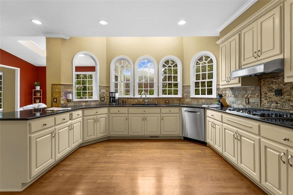 210 York Town Circle Property Photo 14