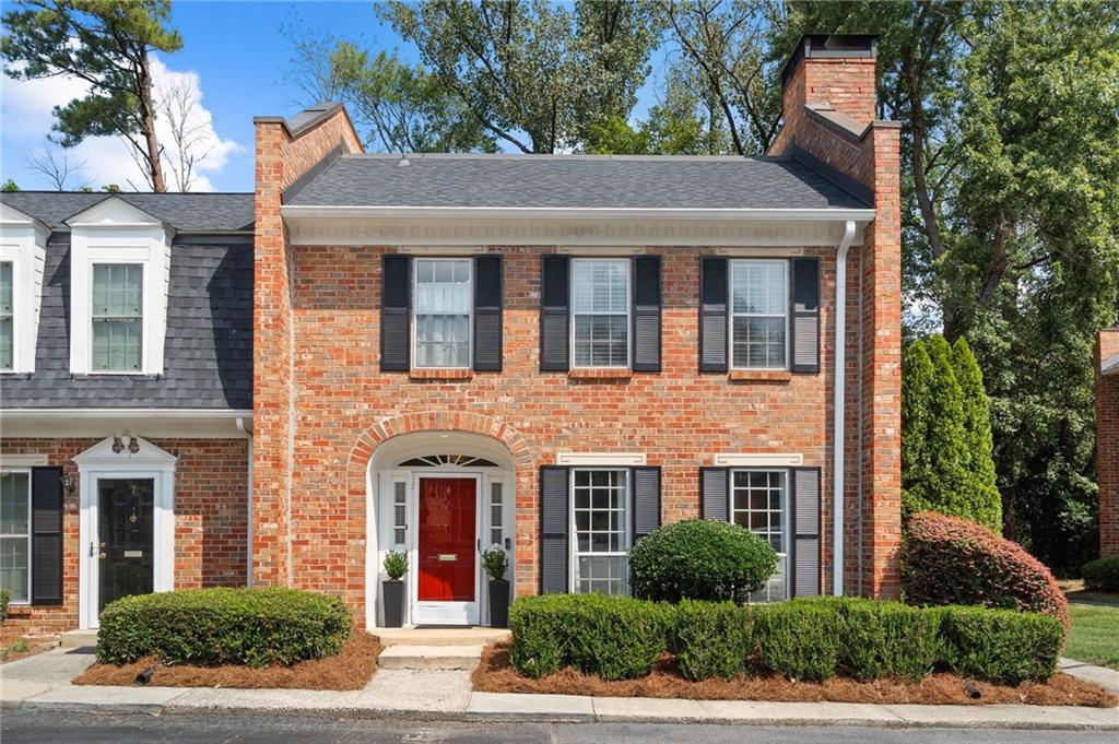 8 Kings Tavern Place Nw Property Photo 1