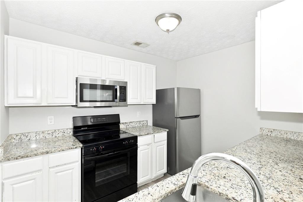 2002 Grove Way Property Photo 2