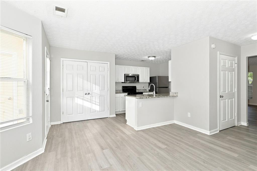 2002 Grove Way Property Photo 4