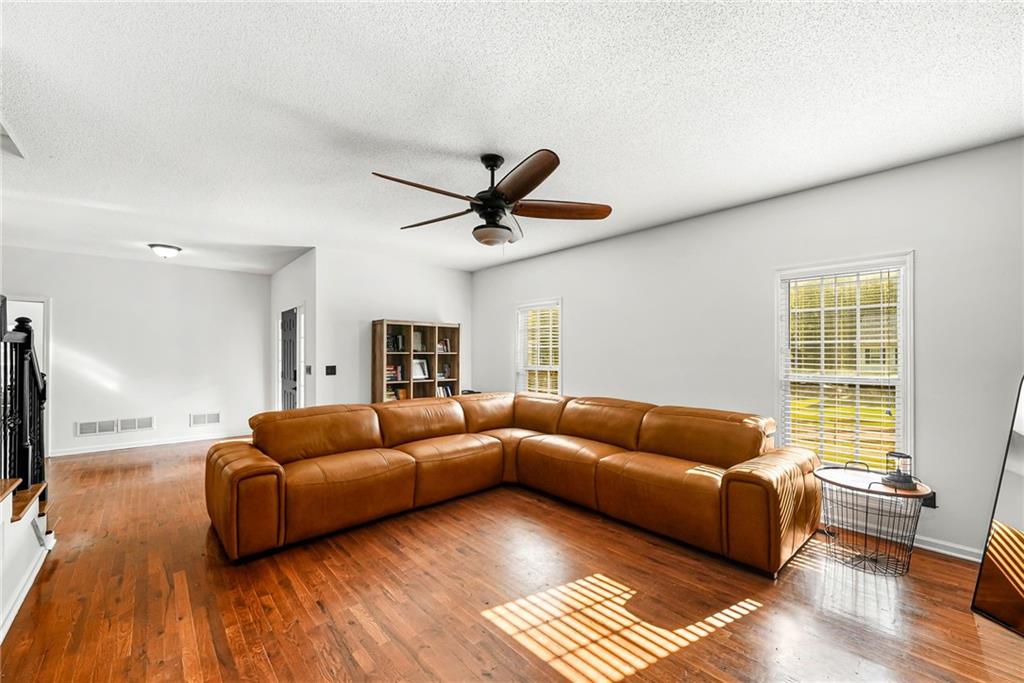 176 Oak Leaf Drive Property Photo 4