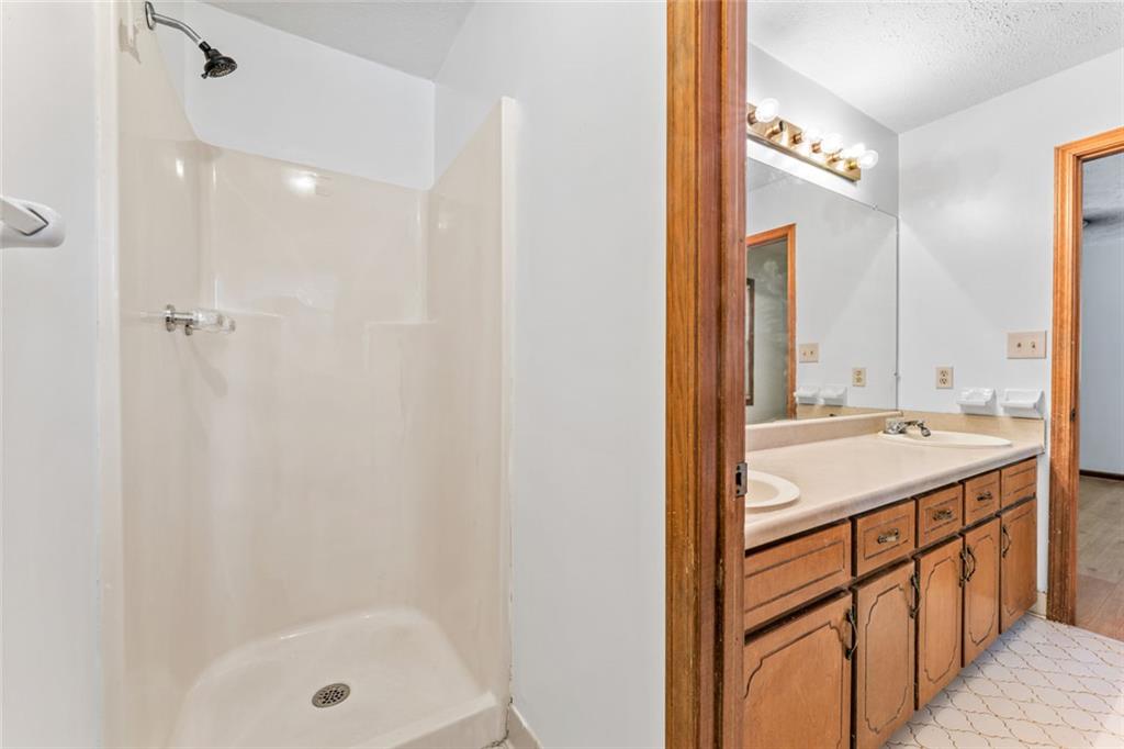 212 Farmbrook Parkway E Property Photo 7