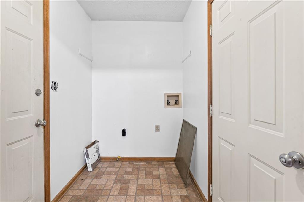 212 Farmbrook Parkway E Property Photo 8