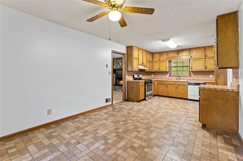 212 Farmbrook Parkway E Property Photo 9