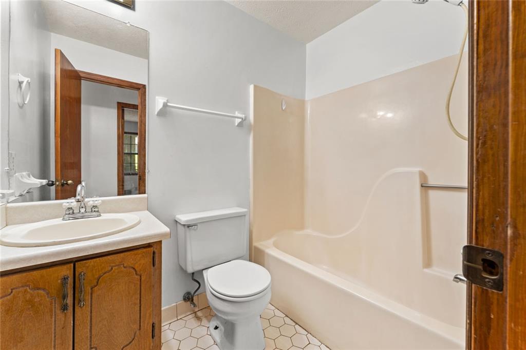 212 Farmbrook Parkway E Property Photo 12