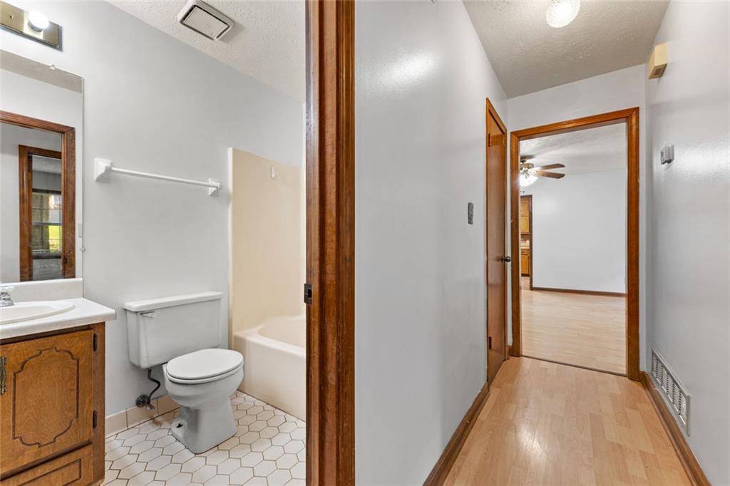 212 Farmbrook Parkway E Property Photo 13