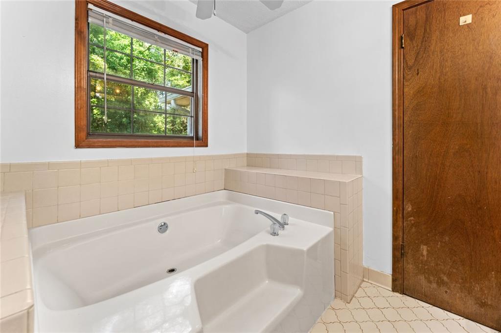 212 Farmbrook Parkway E Property Photo 14
