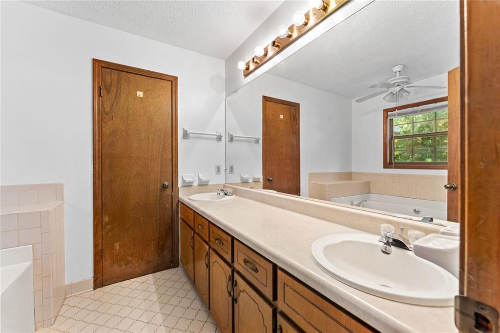 212 Farmbrook Parkway E Property Photo 15